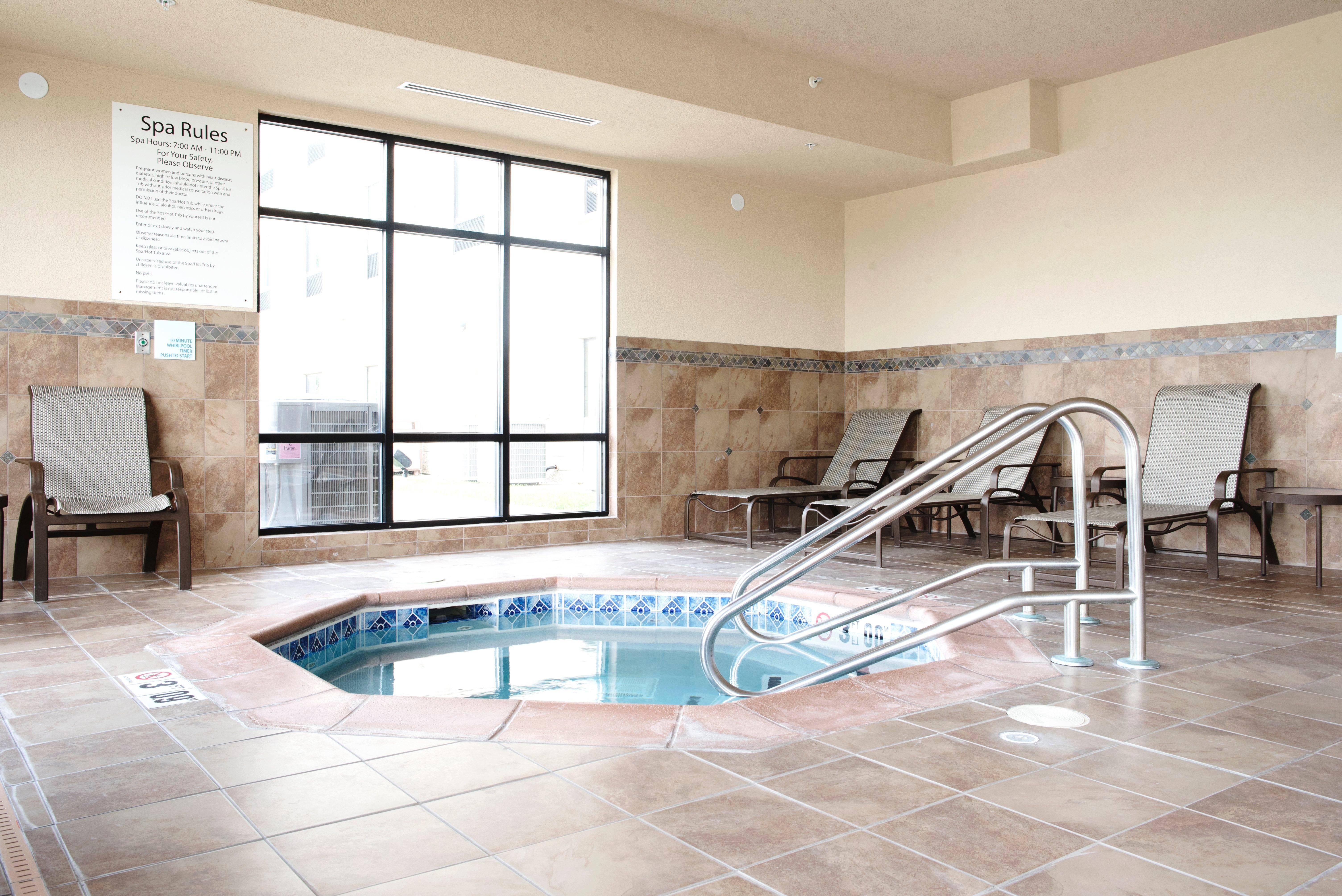 Holiday Inn Express And Suites Urbandale Des Moines, An Ihg Hotel Bagian luar foto