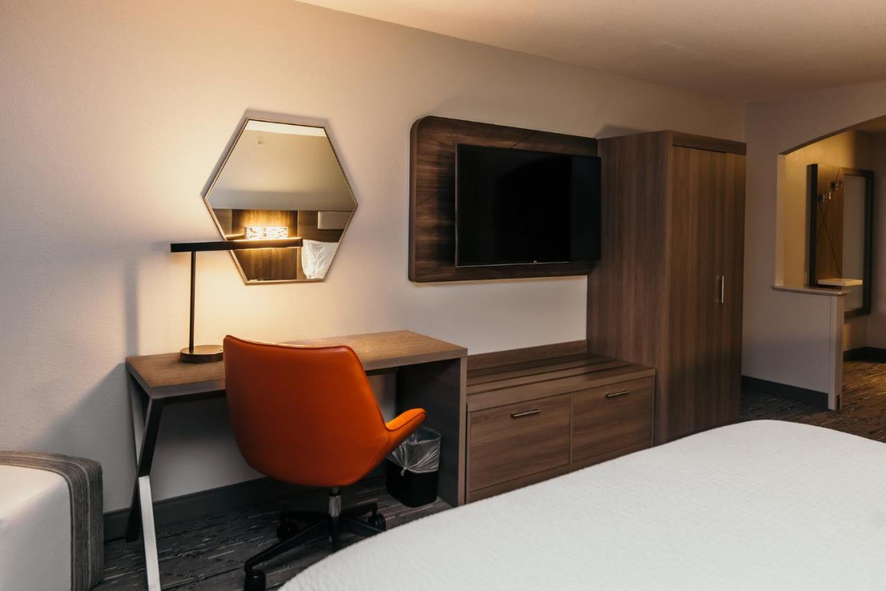 Holiday Inn Express And Suites Urbandale Des Moines, An Ihg Hotel Bagian luar foto