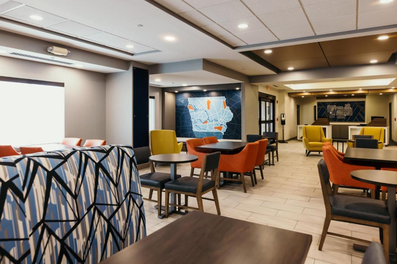 Holiday Inn Express And Suites Urbandale Des Moines, An Ihg Hotel Bagian luar foto