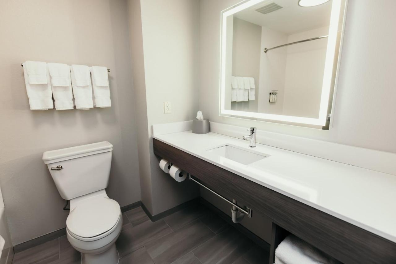 Holiday Inn Express And Suites Urbandale Des Moines, An Ihg Hotel Bagian luar foto